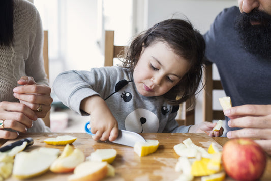 Kind speelt zelfstandig met Montessori materiaal in een voorbereide omgeving